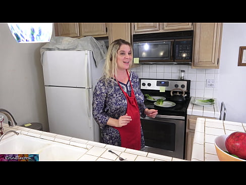 ❤️ Belle-mère qui le traie dans la cuisine avant son rendez-vous. ☑ Vidéo de baise at us