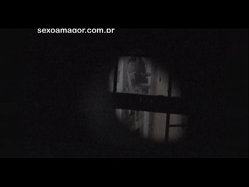 ❤️ Blondie se fait secrètement filmer par un voyeur du quartier caché derrière des briques creuses. ☑ Vidéo de baise at us