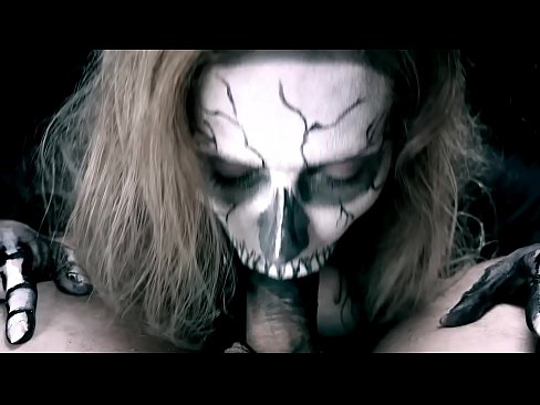 ❤️ Une fille démoniaque suce une bite avec sa bouche noire et avale le sperme. ☑ Vidéo de baise at us
