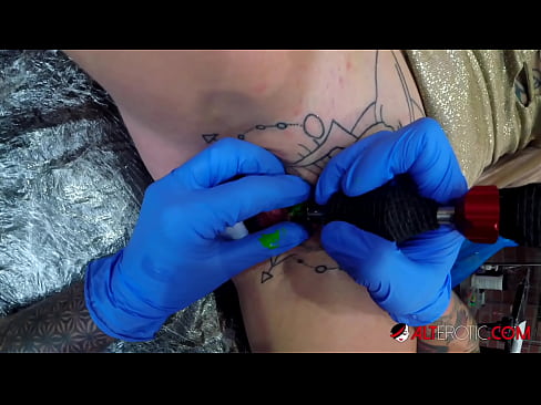 ❤️ Sully Savage, une chaudasse extrêmement tatouée, s'est fait tatouer le clitoris. ☑ Vidéo de baise at us