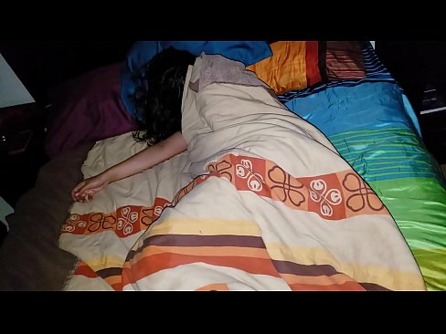 ❤️ Beau-fils réprimandant sa jeune belle-mère pendant qu'elle dort. ☑ Vidéo de baise at us