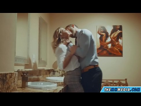 ❤️ Quand une blonde plantureuse vous séduit dans des toilettes publiques. ☑ Vidéo de baise at us